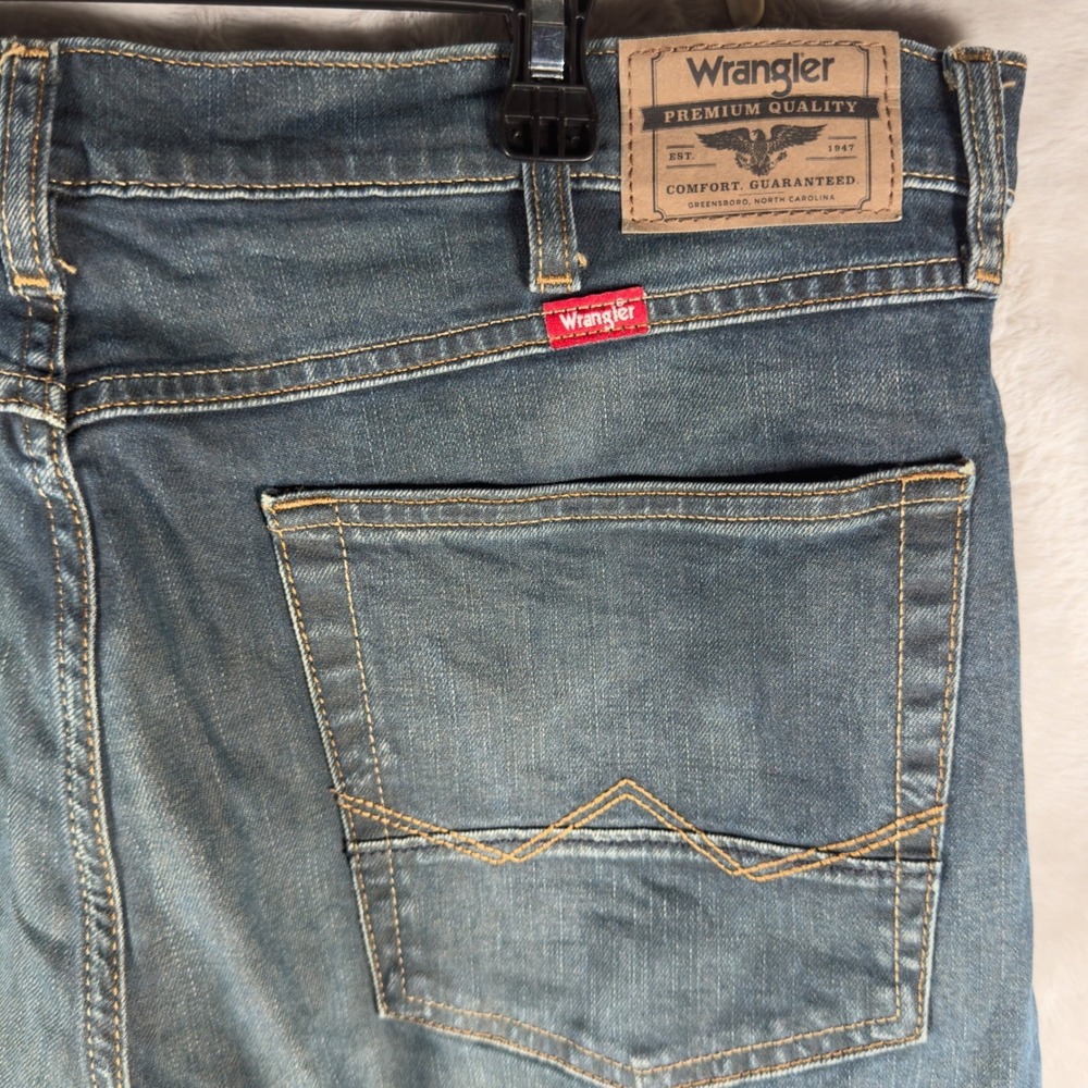 Wrangler Premium Quality Athletic Fit Jeans Mens 36x30 Medium Wash 1090ATWHX